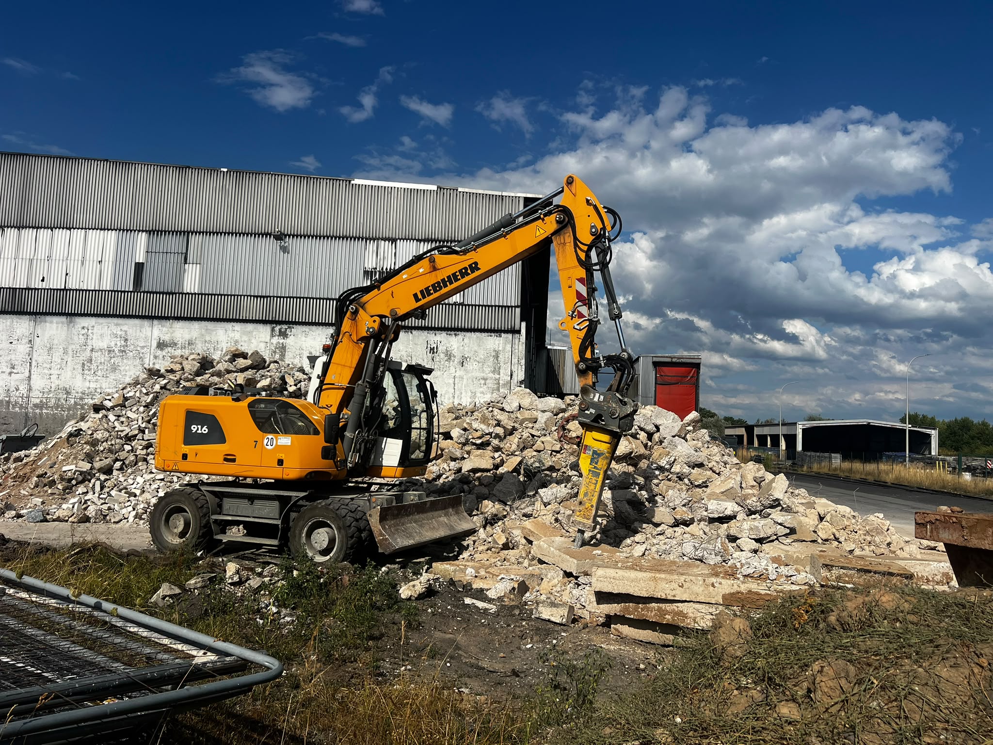 Liebherr Mobilbagger mit Abbruchhammer im Baustelleneinsatz