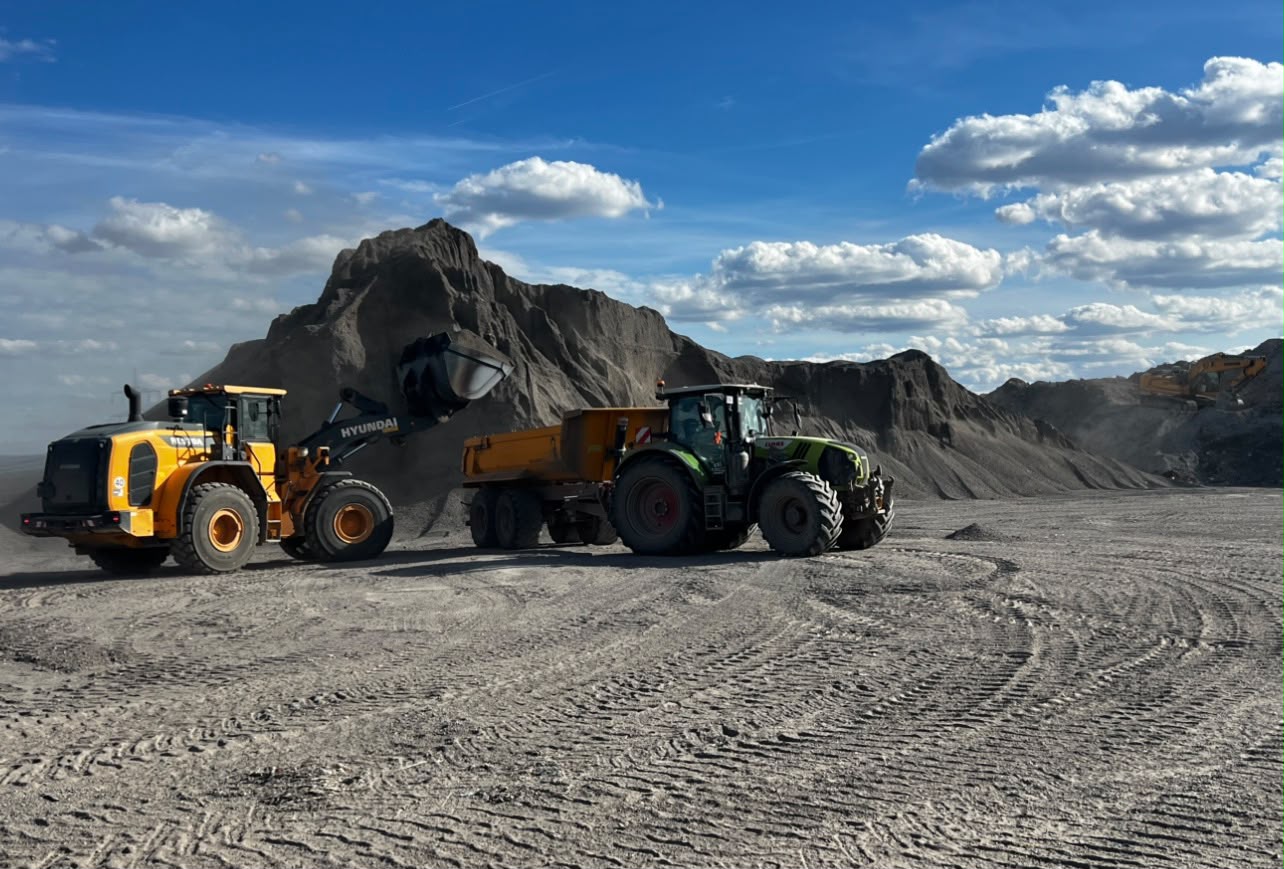Radlader und Schlepper im Materialtransport