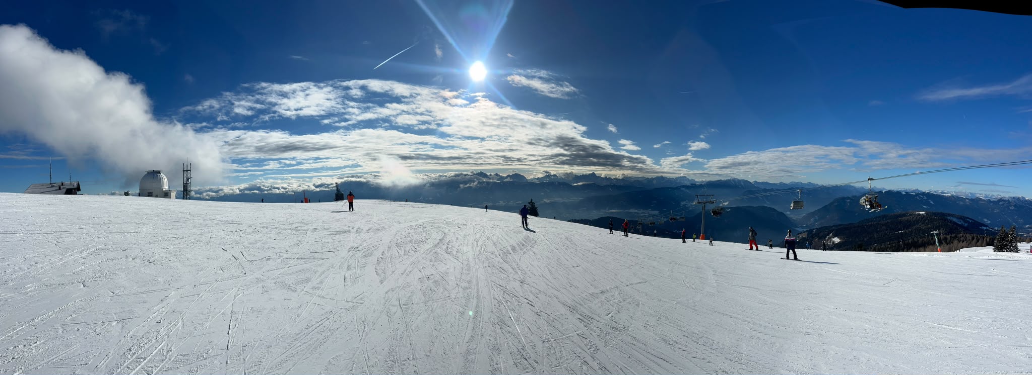 Breites Panorama einer Skipiste bei Sonnenschein